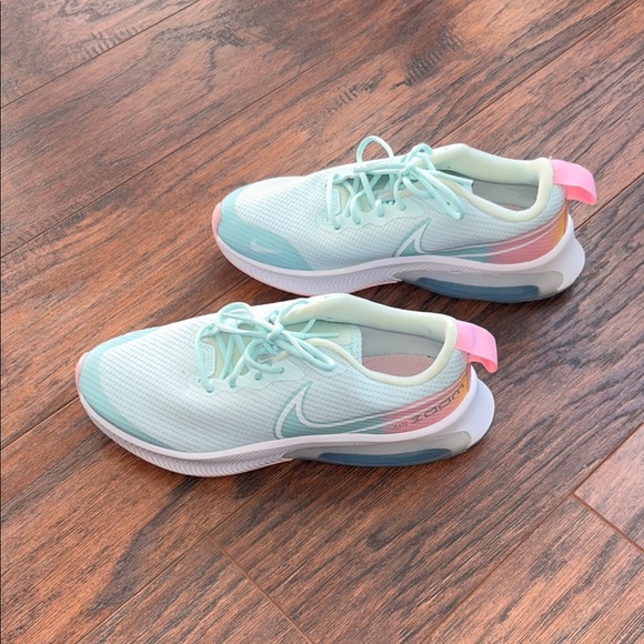 Girls size 3.5 Nike Air Zoom Sneakers in Pastel Blue and Pink - Picture 3 of 6